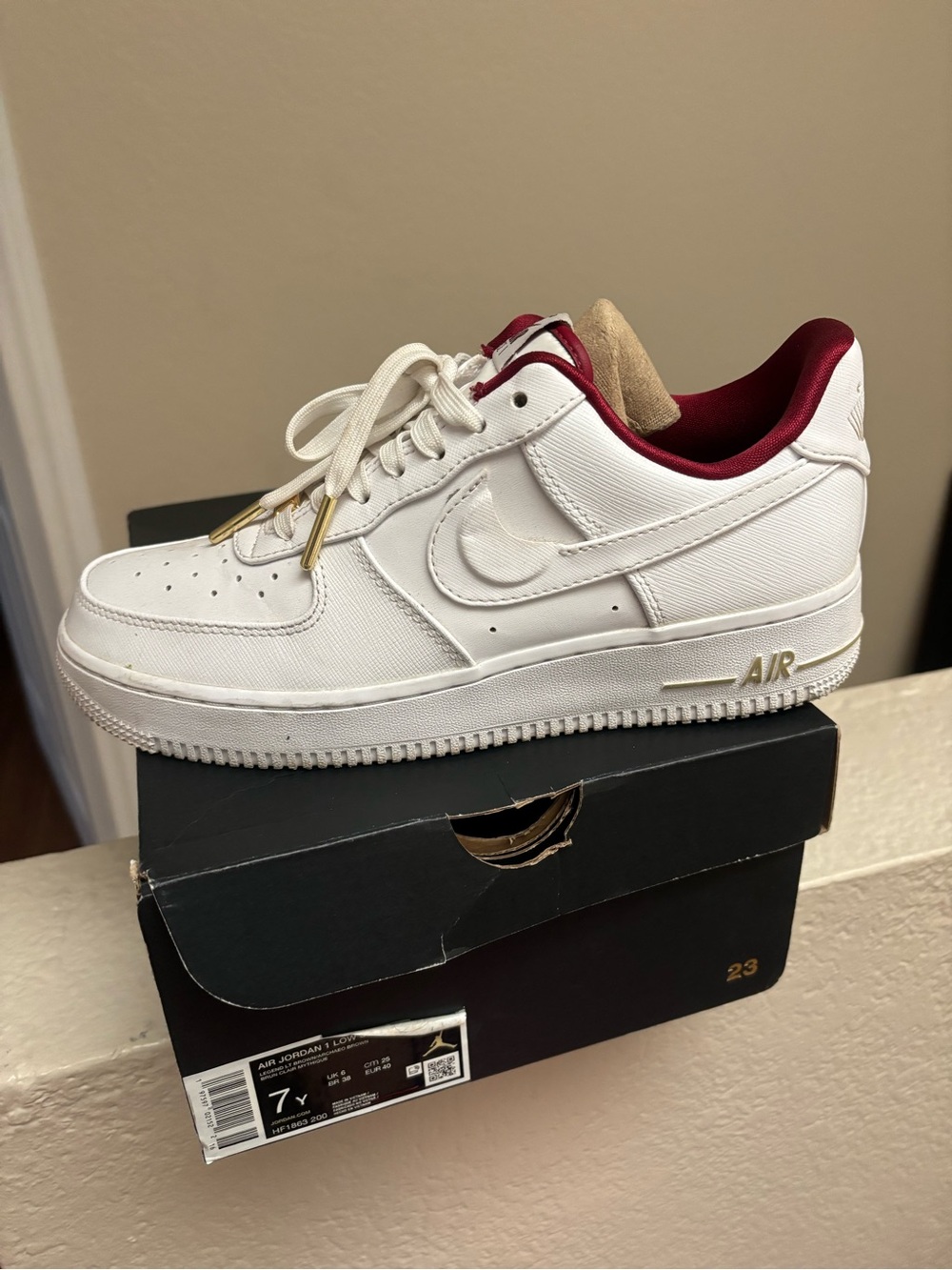 Nike White Low Top Sneakers with Burgundy Lining